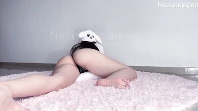 I RUB MY PUSSY ON MY PILLOW LIKE A SCHOOLGIRL AND I CUM MANY TIMES