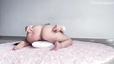 I RUB MY PUSSY ON MY PILLOW LIKE A SCHOOLGIRL AND I CUM MANY TIMES
