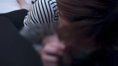 Glasses girl gets caught by the smell of dick and sucks up a lot of sperm.