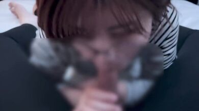 Glasses girl gets caught by the smell of dick and sucks up a lot of sperm.