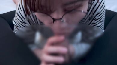 Glasses girl gets caught by the smell of dick and sucks up a lot of sperm.