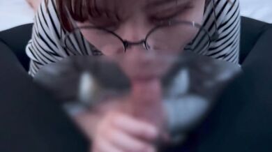 Glasses girl gets caught by the smell of dick and sucks up a lot of sperm.