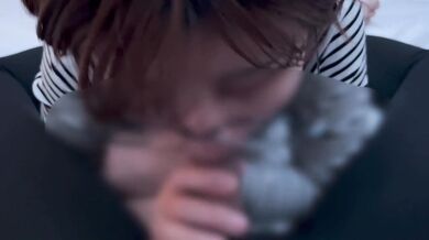 Glasses girl gets caught by the smell of dick and sucks up a lot of sperm.