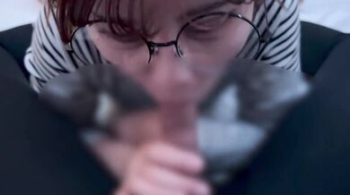 Glasses girl gets caught by the smell of dick and sucks up a lot of sperm.