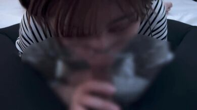 Glasses girl gets caught by the smell of dick and sucks up a lot of sperm.