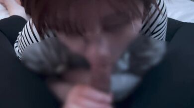 Glasses girl gets caught by the smell of dick and sucks up a lot of sperm.