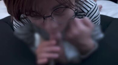 Glasses girl gets caught by the smell of dick and sucks up a lot of sperm.