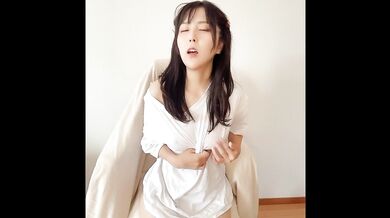 スケスケ乳首Tシャツを見せびらかして恥ずかしいオナニーも見せびらかす【痴女】