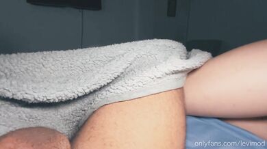 My father's wife gave me a handjob and let me cum on her ass (CUMPLAY)