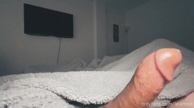 My father's wife gave me a handjob and let me cum on her ass (CUMPLAY)