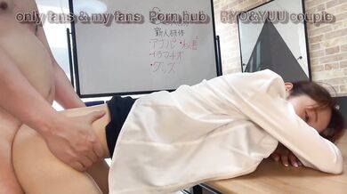 新入社員が上司に寝取られSEX！無許可の生ハメ中出しに困惑しながらもオフィスでマジイキ！素人カップル/歳の差/NTR/美少女/イラマチオ/電マ/個人撮影/変態/English subtitles