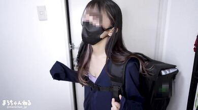Japanese delivery girl gives handjob and blowjob at the front door.일본인 여자 배달원이 현관에서 주무르기와 입으로.