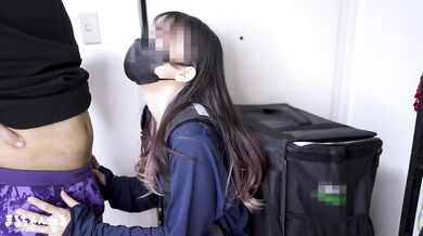 Japanese delivery girl gives handjob and blowjob at the front door.일본인 여자 배달원이 현관에서 주무르기와 입으로.