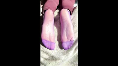 Free-use foot worship - She watches TikTok and I cum on her soles