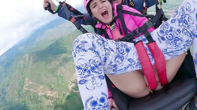 SQUIRTING while PARAGLIDING in 2200 m above the sea ( 7000 feet )