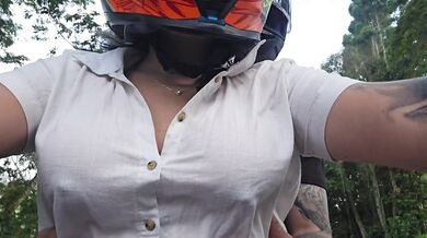 Picking up DIDI's customer without a bra!
