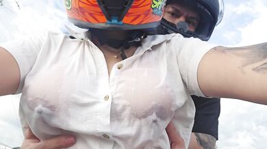 Picking up DIDI's customer without a bra!