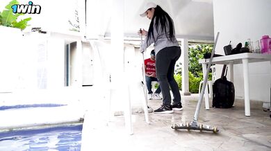 My boss helps me out of the pool and convinces me to fuck him! Laluceroficial