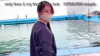 可愛いらしいパンツを擦り付けてSEXをおねだりするパイパン美少女にずらして挿入そのまま激しく突いて膣内射精！素人/顔出し/カップル/女子大生/歳の差/リアル/ハメ撮り/ニーハイ/ギャル/英語字幕