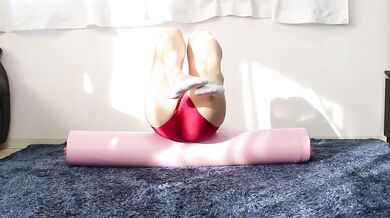 [Sasaki Leotard] 140cm tall rhythmic gymnast strikes a naughty pose in leg-opening yoga