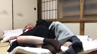 レトロな着物（羽織袴）のまま寝ちゃった女生徒に後ろからインサート、後半からは窓の月（後側位）で激しくピストン