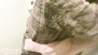 宅飲み中の友人宅トイレで小柄な美女が騎乗位腰振り生ハメセックスで膣奥を突かれて中出しフィニッシュ まろちゃんねる/日本人/素人/カップル/ハメ撮り/無修正/japan/hentai
