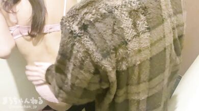 宅飲み中の友人宅トイレで小柄な美女が騎乗位腰振り生ハメセックスで膣奥を突かれて中出しフィニッシュ まろちゃんねる/日本人/素人/カップル/ハメ撮り/無修正/japan/hentai