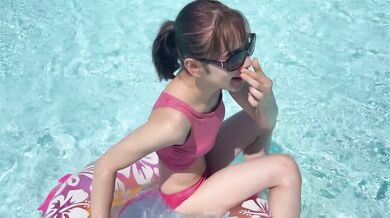 バックでハメ撮り！尻の日焼け痕が激エロの中出しSEX〜女子大生とイチャイチャプールデート〜　RYO＆YUU素人カップル/歳の差/10代/美少女/色白/スタイル抜群/野外/水着/彼女着替え/主観映像