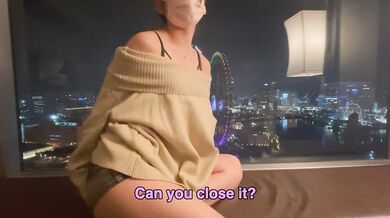 ガラス越しに丸見え露出SEX！マジイキ美少女の綺麗なパイパンまんこにたっぷり中出し　素人カップル/10代/女子大生/ディルド/２穴責め/スマホ撮影/English subtitlesRYO＆YUU