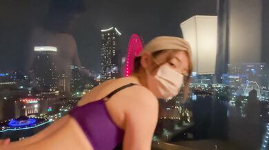 ガラス越しに丸見え露出SEX！マジイキ美少女の綺麗なパイパンまんこにたっぷり中出し　素人カップル/10代/女子大生/ディルド/２穴責め/スマホ撮影/English subtitlesRYO＆YUU