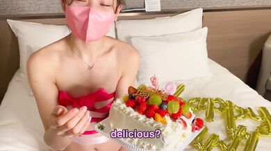 プレゼントは私だよJD彼女が裸リボンでHなサプライズ→ラブラブSEXでお返しRYO＆YUU素人カップル/顔出し/歳の差/10代/スタイル抜群/美少女/色白美乳/English subtitle
