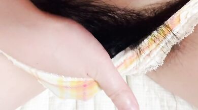 Subjective video of masturbation Wet pussy under fluffy pubic hair [Personal shooting]