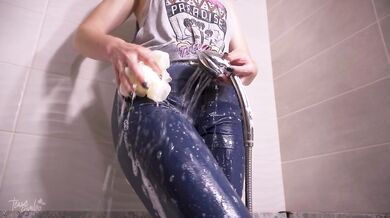 Girl Teases Wet Camel Toe In Blue Jeans