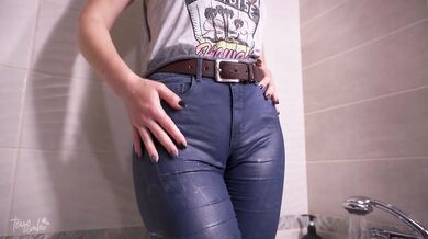 Girl Teases Wet Camel Toe In Blue Jeans