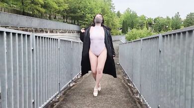 Exposed walk while looking for a masturbation place in the daytime park