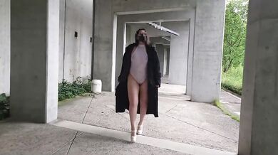 Exposed walk while looking for a masturbation place in the daytime park