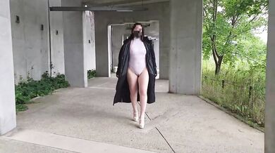 Exposed walk while looking for a masturbation place in the daytime park