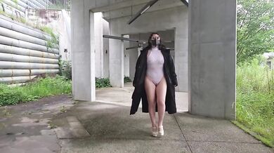 Exposed walk while looking for a masturbation place in the daytime park