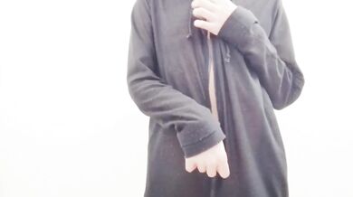 A perverted nympho who can't stand it in the park's toilet and squirts cum without worrying about ot