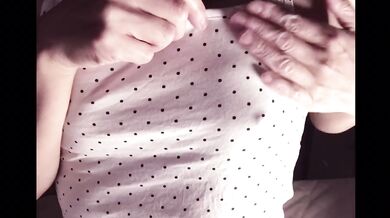 【じらしチクニー】ノーブラでリラックスしてたらムラムラしてちくびが勃ちました Japanese nipple masturbation touch on the clothe