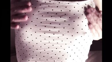 【じらしチクニー】ノーブラでリラックスしてたらムラムラしてちくびが勃ちました Japanese nipple masturbation touch on the clothe