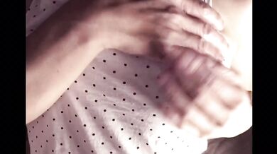 【じらしチクニー】ノーブラでリラックスしてたらムラムラしてちくびが勃ちました Japanese nipple masturbation touch on the clothe