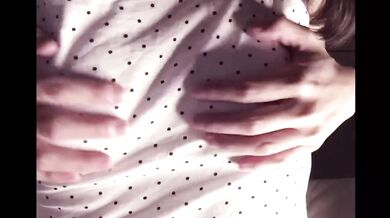 【じらしチクニー】ノーブラでリラックスしてたらムラムラしてちくびが勃ちました Japanese nipple masturbation touch on the clothe