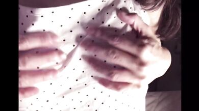 【じらしチクニー】ノーブラでリラックスしてたらムラムラしてちくびが勃ちました Japanese nipple masturbation touch on the clothe