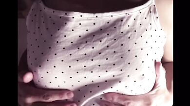 【じらしチクニー】ノーブラでリラックスしてたらムラムラしてちくびが勃ちました Japanese nipple masturbation touch on the clothe