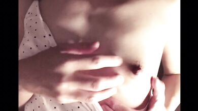【じらしチクニー】ノーブラでリラックスしてたらムラムラしてちくびが勃ちました Japanese nipple masturbation touch on the clothe
