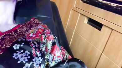 A mature woman who rolled up a kimono is inserted from the doggy style and screams happily