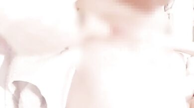有名ど変態男にディルドでガン突きクンニされて絶叫のパイパン美女巨乳 HENTAI man with a dildo and cunnilingus.