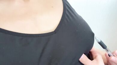 Fカップのノーブラ乳首オナニー。エアリズムの上からペンで乳首を弄ってみたら…