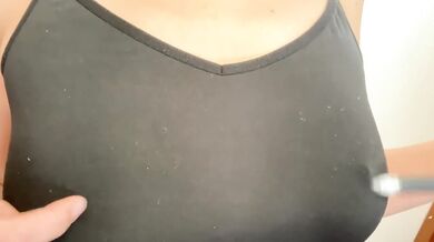 Fカップのノーブラ乳首オナニー。エアリズムの上からペンで乳首を弄ってみたら…